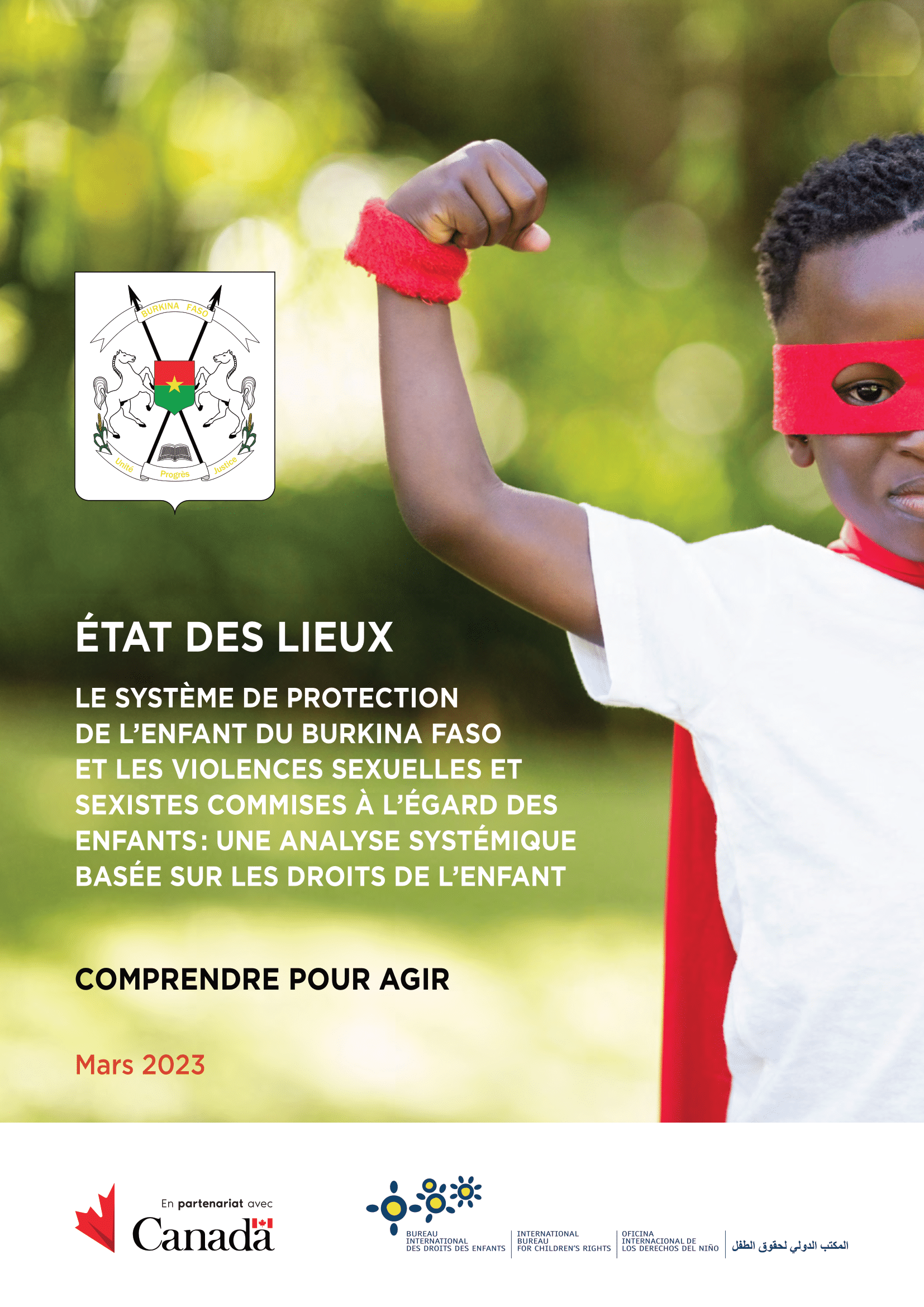 Il s'agit de la couverture du document sur lequel on peut lire "ÉTAT DES LIEUX LE SYSTÈME DE PROTECTION DE L’ENFANT DU BURKINA FASO ET LES VIOLENCES SEXUELLES ET SEXISTES COMMISES À L’ÉGARD DES ENFANTS: UNE ANALYSE SYSTÉMIQUE BASÉE SUR LES DROITS DE L’ENFANT". Le fond d'écran est la photo d'un enfant habillé en super-héros qui lève les bras pour montrer ses muscles.